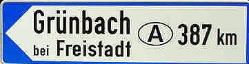 Der Wegweiser steht im vogtländischen Grünbach und weist den Weg zu den Partnern